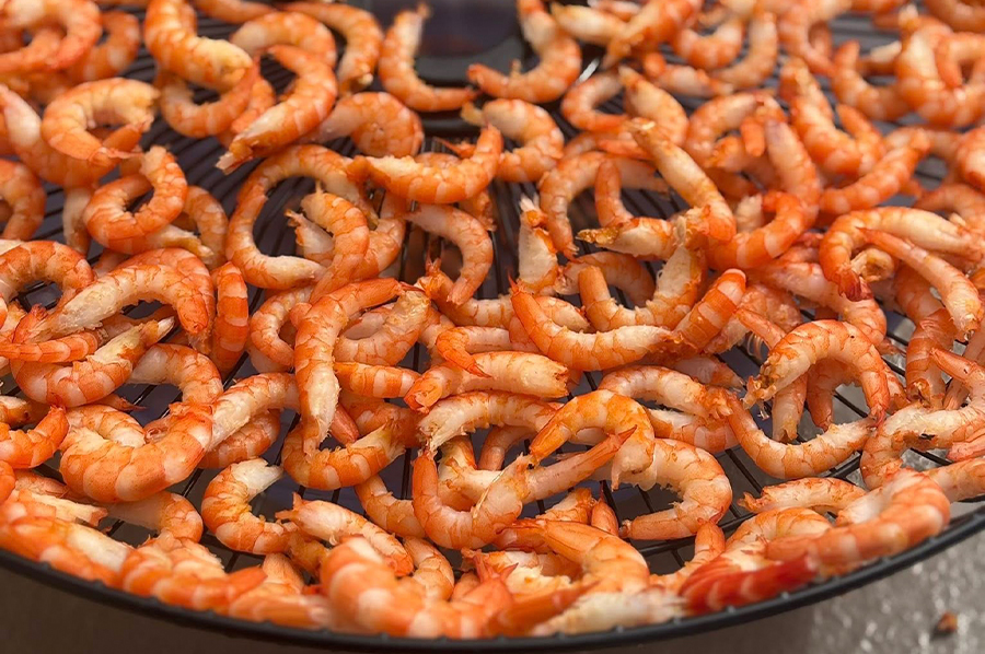 Bóc vỏ sạch vỏ tôm để chuẩn bị sấy khô